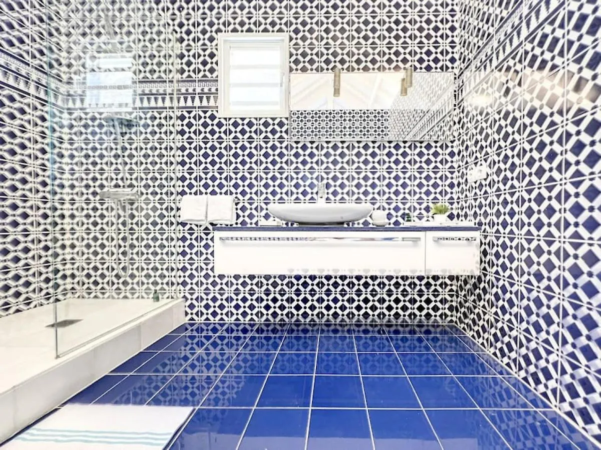 Blue Room In A Shared Villa Diamant With Communal Pool And Sea View Grand Case